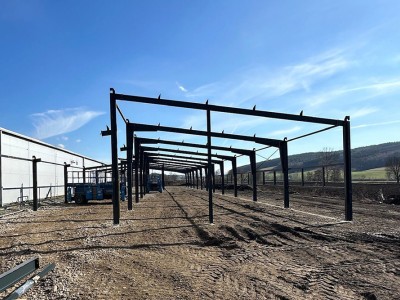 Rozjíždíme montáž ocelové konstrukce nové výrobní haly
