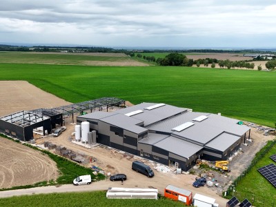 Rozsiahly priemyselný areál prefabrikovaných hál s rozlohou 3 544 m² pre spoločnosť Impec technology: moderné a technicky špičkové riešenie