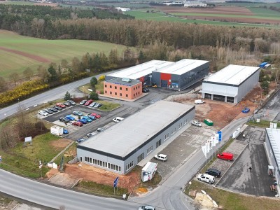 Priemyselný areál montovaných hál v Rakovníku: 3 haly pre rôzne prevádzky s celkovou plochou 2 602 m²