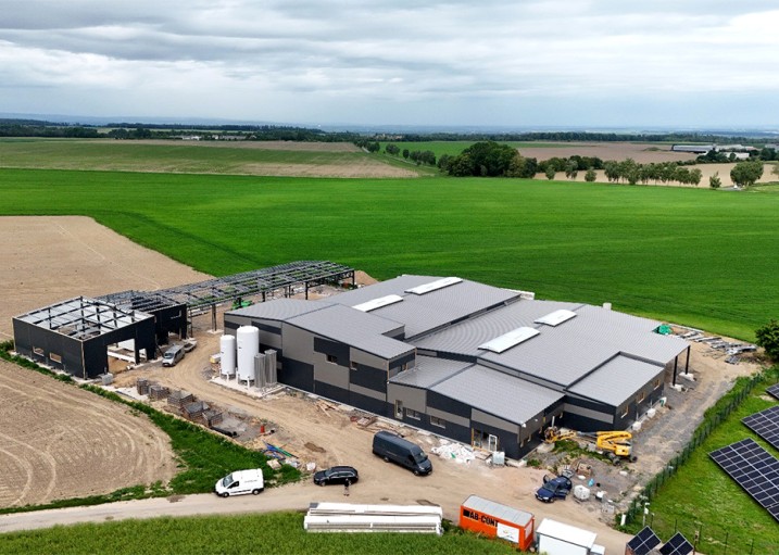 Rozsiahly priemyselný areál prefabrikovaných hál s rozlohou 3 544 m² pre spoločnosť Impec technology: moderné a technicky špičkové riešenie