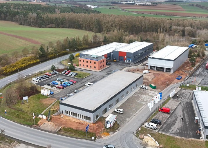 Priemyselný areál montovaných hál v Rakovníku: 3 haly pre rôzne prevádzky s celkovou plochou 2 602 m²