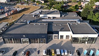 Autosalóny, servisy