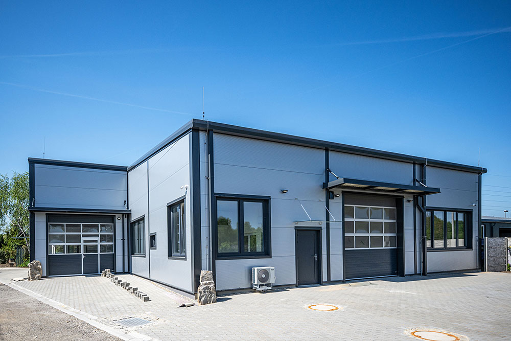 Univerzálna montovaná hala na služby a prenájom - moderná oceľová budova na mieru