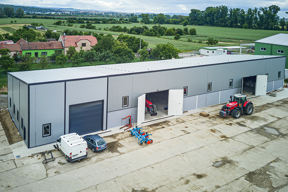 Poľnohospodárska hala s rozlohou 896 m² – sklad + dielňa v Huštěnoviciach
